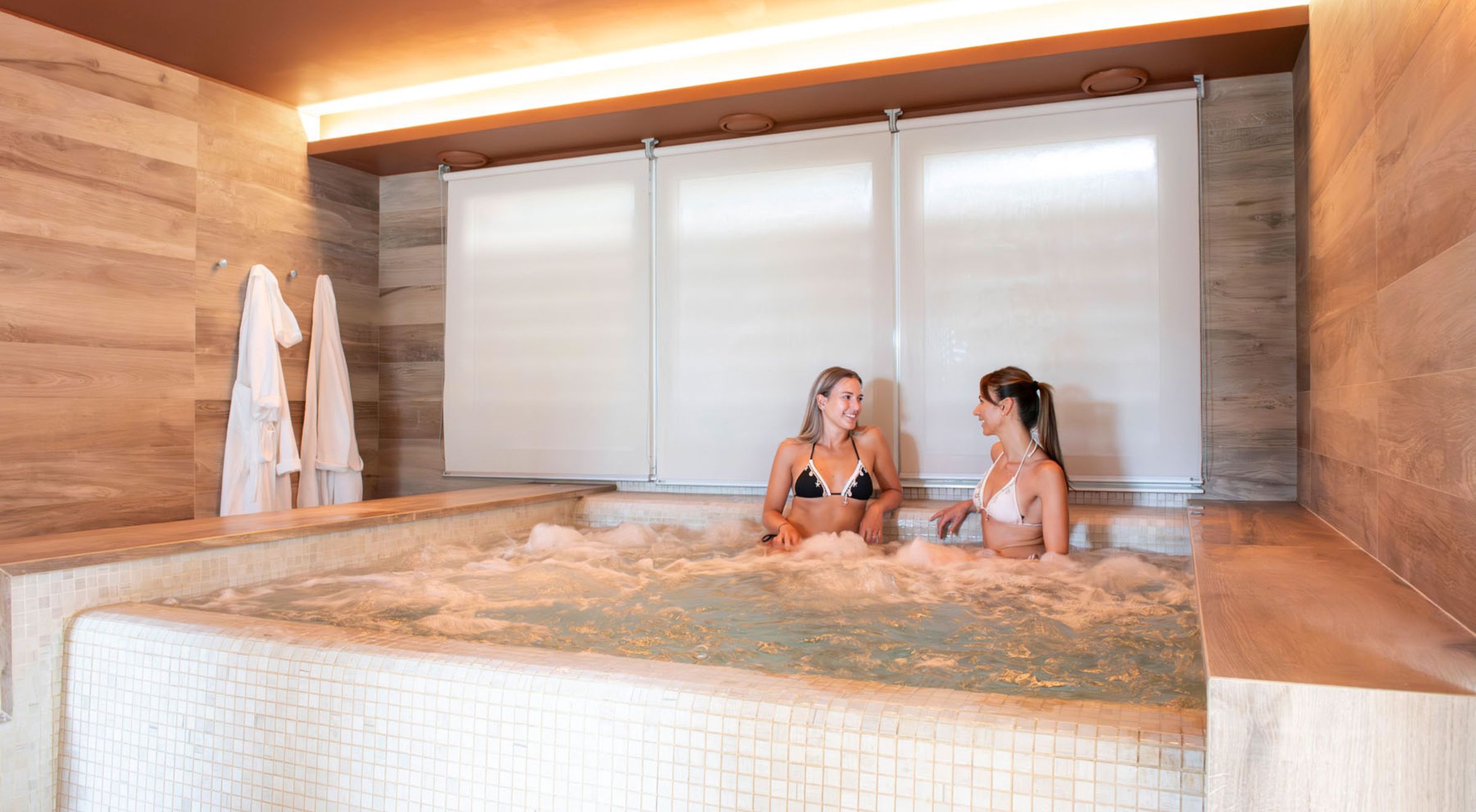 idromassaggio interno del percorso benessere della spa nel parco delle terme di monticelli