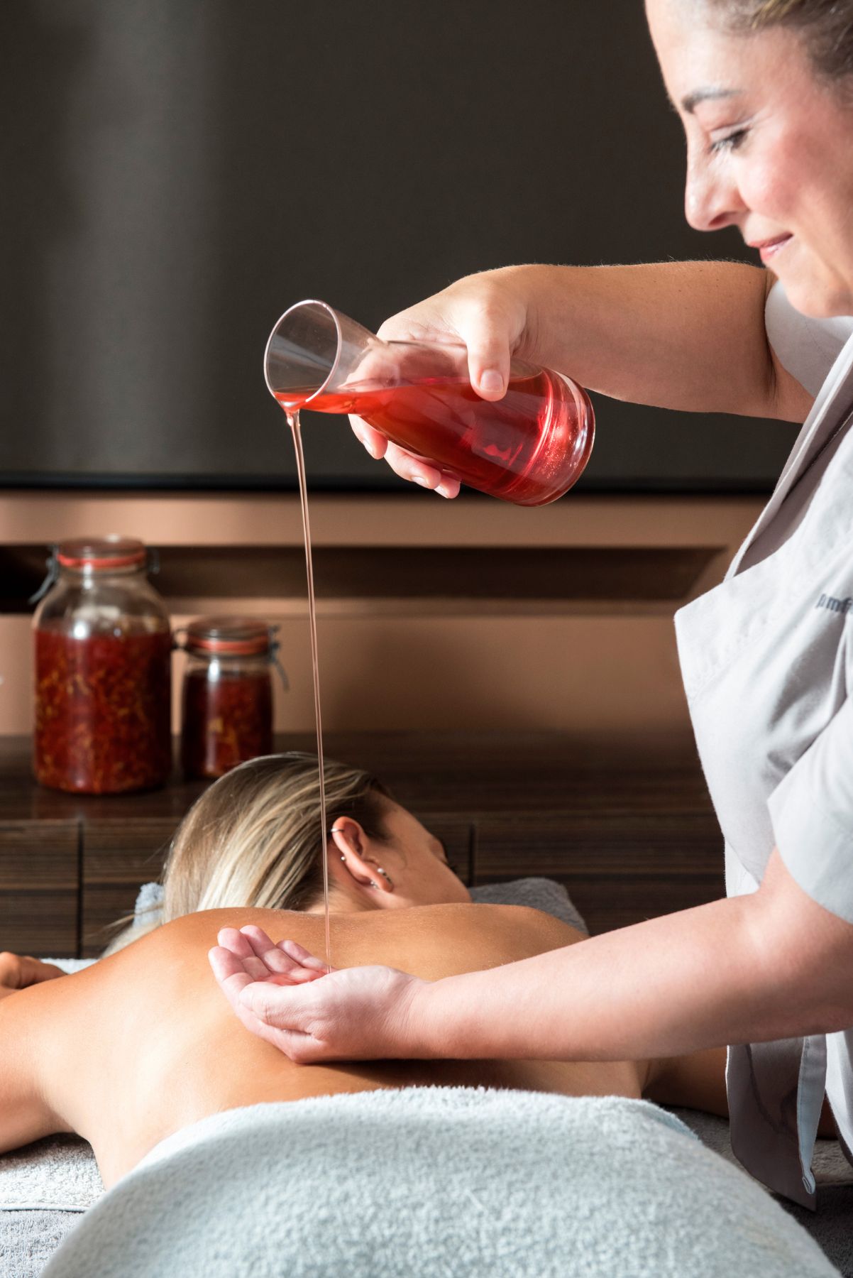 Trattamento con olio di iperico alla Spa nel Parco delle Terme di Monticelli